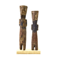 Figura Aklama (par), Adangbe, Gana, Séc. XX, madeira, pigmentos, 3x19x2cm+3x17x2cm – REF CCAK20-040