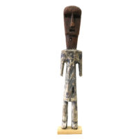 Figura Aklama, Adangbe, Gana, Séc. XX, madeira, pigmentos, 4x26x3cm – REF CCAK20-005 [INDISPONÍVEL / UNAVAILABLE]