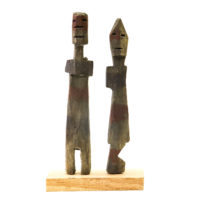 Figura Aklama (par), Adangbe, Gana, Séc. XX, madeira, pigmentos, 7x17x2cm – REF CCAK20-071