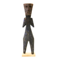 Figura Aklama, Adangbe, Gana, Séc. XX, madeira, pigmentos, 5x21x2cm – REF CCAK20-068