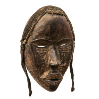 Máscara Gunye Ge, Dan, Libéria / Costa do Marfim, Séc. XX, madeira, fibras naturais, 16×23×7cm – Ref CC20-159