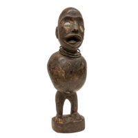 Figura Fetiche Phemba, Yombe, R.D. Congo, Séc. XX, madeira, metal, vidro, 11x34x10cm – Ref CCT23-012