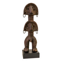 Figura Yanda, Zande, R.D. Congo, Séc. XX, madeira, metal, pigmentos, 10x32x6cm – Ref CCT23-135 [COLECÇÃO CRUZES CANHOTO]