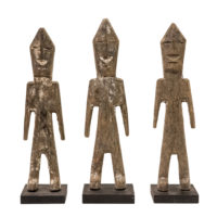 Conjunto de figuras Aklama antropomórficas, Adan (Adangbe), Togo/Gana, Séc. XX, madeira, pigmentos, 6x21x3cm + 6x22x3cm + 6x21x3cm – Ref CCAK22-003 + CCAK22-001 + CCAK22-002