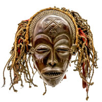 Máscara Mwana Pwo, Chokwe, R.D. Congo ou Angola, Séc. XX, madeira, fibras naturais, 28x26x19cm – CC20-148 [INDISPONÍVEL / UNAVAILABLE]