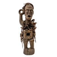 "Figura Fetiche Nkisi Nkondi", Kongo, R.D. Congo, século XX, madeira, têxteis, ferro, 14x48x15cm - CC19-219