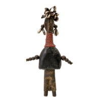 Namji, "Doll", Camarões, século XX, madeira, conchas, missangas, corda, 13x25x3cm