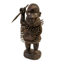Figura Nkisi Nkondi, Kongo, R.D. Congo / Angola, Séc. XX, madeira, pregos, vidro, 14x31x20cm – Ref CCT24-019