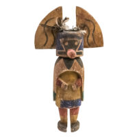 Figura Kachina Angwusnasomtaka (Crow Mother), Hopi, Arizona - EUA, Séc. XX, madeira, pigmentos, penas, 23x42x11cm – Ref CCT24-033