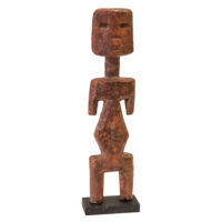 Figura Antropomórfica Aklama, Adan (Adangbe), Togo/Gana, Séc. XX, madeira, pigmentos, 5x21x2cm – Ref CCAK24-003