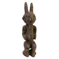 Figura de Paternidade, Kaka, Nigéria, Séc. XX, madeira, fuligem, 9x33x10cm – Ref CCT24-035
