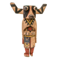 Figura Kachina, Hopi, Arizona - EUA, Séc. XX, madeira, pigmentos, 24x36x10cm – Ref CCT24-068