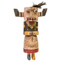 Figura Kachina, Hopi, Arizona - EUA, Séc. XX, madeira, pigmentos, penas, 25x37x9cm – Ref CCT24-069
