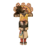 Figura Kachina, Hopi, Arizona - EUA, Séc. XX, madeira, pigmentos, penas, 17x35x8cm – Ref CCT24-078 [INDISPONÍVEL / UNAVAILABLE]