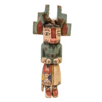 Figura Kachina, Hopi, Arizona - EUA, Séc. XX, madeira, pigmentos, penas, 15x36x9cm – Ref CCT24-079 [INDISPONÍVEL / UNAVAILABLE]