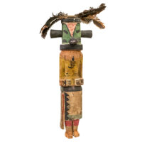 Figura Kachina, Hopi, Arizona - EUA, Séc. XX, madeira, pigmentos, penas, 26x54x10cm – Ref CCT24-089
