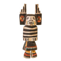 Figura Kachina, Hopi, Arizona - EUA, Séc. XX, madeira, pigmentos, 13x30x8cm – Ref CCT24-093