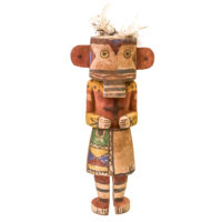Figura Kachina, Hopi, Arizona - EUA, Séc. XX, madeira, pigmentos, penas, 16x40x6cm – Ref CCT24-098