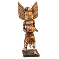 Figura Kachina, Hopi, Arizona - EUA, Séc. XX, madeira, pigmentos, penas, 20x52x14cm – Ref CCT24-104