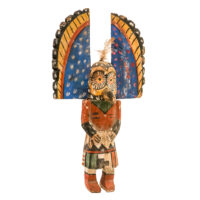 Figura Kachina, Hopi, Arizona - EUA, Séc. XX, madeira, pigmentos, penas, 20x39x11cm – Ref CCT24-132