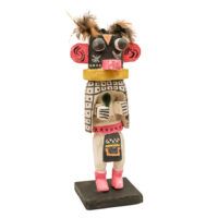 Figura Kachina, Hopi, Arizona - EUA, Séc. XX, madeira, pigmentos, penas, 14x33x10cm – Ref CCT24-133