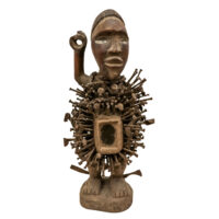 Figura Nkisi Nkondi, Kongo, Angola/R.D. Congo, séc. XX, madeira, pregos, têxteis, vidro, 30x64x38cm – Ref CCT21-080