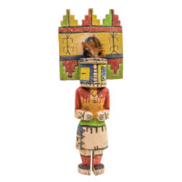 Figura Kachina, Hopi, Arizona - EUA, Séc. XX, madeira, pigmentos, penas, 15x38x7cm – Ref CCT24-141