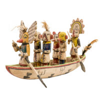 Barco com figuras Kachina, Hopi, Arizona - EUA, Séc. XX, madeira, pigmentos, penas, 22x34x66cm – Ref CCT24-142