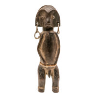 Figura de Protecção, Zande, R.D. Congo, séc. XX, madeira, metal, 9x25x7cm – Ref CCT24-158