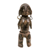 Figura de Protecção, Zande, R.D. Congo, séc. XX, madeira, metal, 8x25x6cm – Ref CCT24-159