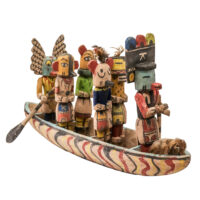 Barco com figuras Kachina, Hopi, Arizona - EUA, Séc. XX, madeira, pigmentos, penas, 25x32x56cm – Ref CCT24-163