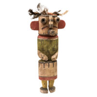 Figura Kachina, Hopi, Arizona - EUA, Séc. XX, madeira, pigmentos, penas, 15x34x9cm – Ref CCT24-164