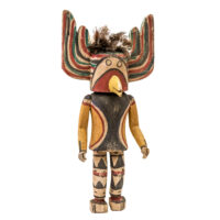 Figura Kachina, Hopi, Arizona - EUA, Séc. XX, madeira, pigmentos, penas, 18x37x11cm – Ref CCT24-165 [INDISPONÍVEL / UNAVAILABLE]