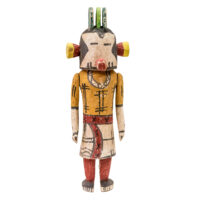 Figura Kachina, Hopi, Arizona - EUA, Séc. XX, madeira, pigmentos, penas, 14x41x10cm – Ref CCT24-166