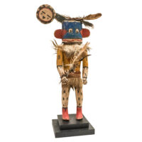 Figura Kachina, Zuni, Arizona - EUA, Séc. XX, madeira, pigmentos, penas, 20x38x10cm – Ref CCT24-183