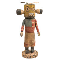 Figura Kachina, Hopi, Arizona - EUA, Séc. XX, madeira, pigmentos, penas, 22x48x12cm – Ref CCT24-193 [COLECÇÃO CRUZES CANHOTO]