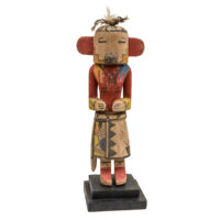 Figura Kachina, Hopi, Arizona - EUA, Séc. XX, madeira, pigmentos, penas, 14x37x9cm – Ref CCT24-203