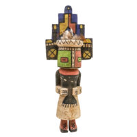 Figura Kachina, Hopi, Arizona - EUA, Séc. XX, madeira, pigmentos, penas, 17x43x8cm – Ref CCT24-205