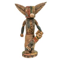 Figura Kachina, Hopi, Arizona - EUA, séc. XX, madeira, pigmentos, penas, 22x53x14cm – Ref CCT25-002