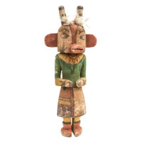 Figura Kachina, Hopi, Arizona - EUA, séc. XX, madeira, pigmentos, penas, 17x43x11cm – Ref CCT25-003