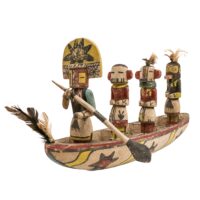 Barco Kachina, Hopi, Arizona - EUA, séc. XX, madeira, pigmentos, penas, 20x30x70cm – Ref CCT25-007