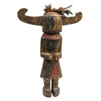 Figura Kachina, Hopi, Arizona - EUA, séc. XX, madeira, pigmentos, penas, 28x40x8cm – Ref CCT25-008