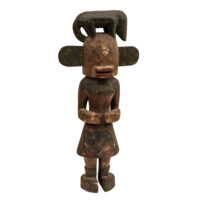 Figura Kachina, Hopi, Arizona - EUA, séc. XX, madeira, pigmentos, penas, 18x40x8cm – Ref CCT25-009