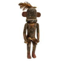 Figura Kachina, Hopi, Arizona - EUA, séc. XX, madeira, pigmentos, penas, 12x35x10cm – Ref CCT25-010