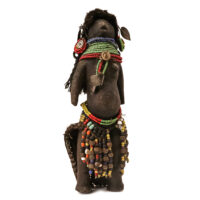 Figura de Fertilidade, Trukana, Tanzânia, séc. XX, madeira, têxteis, pele animal, missangas, botões, metal, 10x28x9cm – Ref CCT22-094