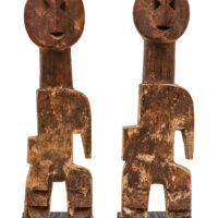 Par de figuras Aklama antropomórficas, Adan (Adangbe), Togo/Gana, Séc. XX, madeira, pigmentos, 7x22x3cm + 7x22x3cm – Ref CCAK21-003K2