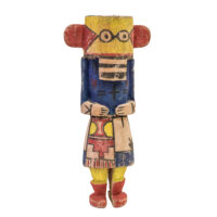 Kachina, Hopi, Arizona - EUA, séc. XX, madeira, pigmentos, penas, 16x34x6cm – Ref CCT25-018
