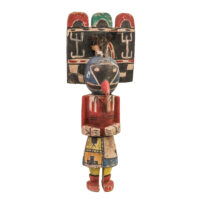 Kachina, Hopi, Arizona - EUA, séc. XX, madeira, pigmentos, penas, 16x40x10cm – Ref CCT25-019