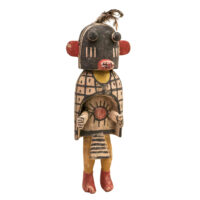 Kachina, Hopi, Arizona - EUA, séc. XX, madeira, pigmentos, penas, 12x36x11cm – Ref CCT25-021