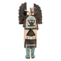 Figura Kachina Angwusnasomtaka (Crow Mother), Hopi, Arizona - EUA, séc. XX, madeira, pigmentos, têxteis, penas, 16x37x8cm – Ref CCT25-024